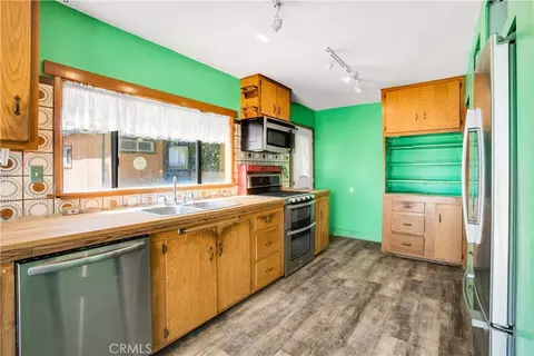 Kitchen - 1010 Wamego, Yucca Valley, CA 92284 photo 1 of 4
