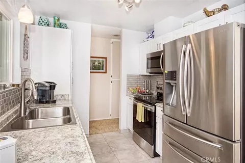 Kitchen - 61611 Alta Loma Dr, Joshua Tree, CA 92252 photo 1 of 2