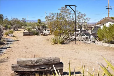 Exterior - 61611 Alta Loma Dr, Joshua Tree, CA 92252 photo 5 of 13