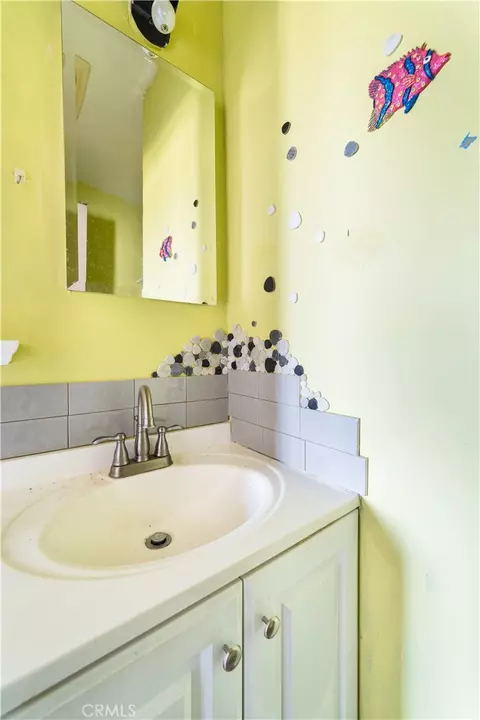 Bath - 56617 Massachusets, Landers, CA 92285 photo 2 of 3