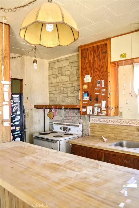 Kitchen - 4040 Peter Rabbit, Twentynine Palms, CA 92277 photo 2 of 3