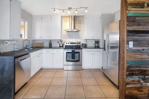 Kitchen - 61537 Valley View Dr, Joshua Tree, CA 92252 photo 2 of 4