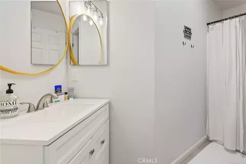 Bath - 62382 Crestview Dr, Joshua Tree, CA 92252 photo 1 of 2