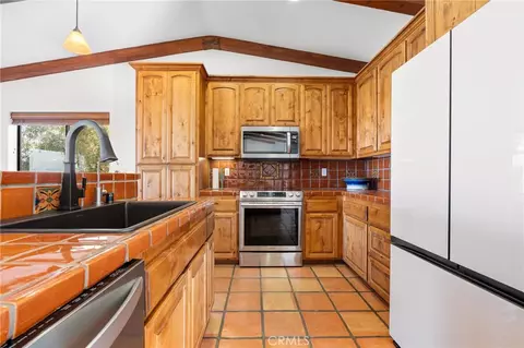Kitchen - 60556 Mountain View Trl, Joshua Tree, CA 92252 photo 3 of 4