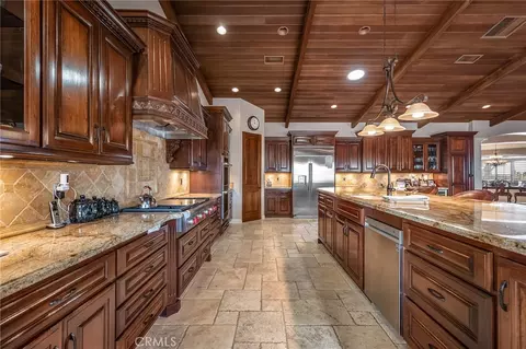 Kitchen - 58839 Santa Barbara Dr, Yucca Valley, CA 92284 photo 2 of 2