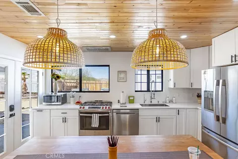 Kitchen - 61680 Valley View Dr, Joshua Tree, CA 92252 photo 4 of 4