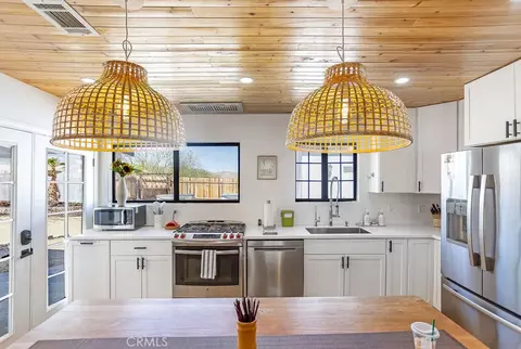 Kitchen - 61680 Valley View Dr, Joshua Tree, CA 92252 photo 3 of 4