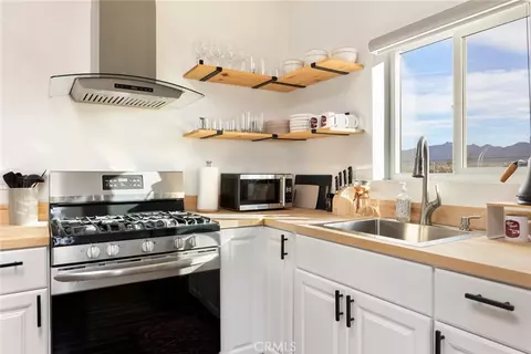 Kitchen - 5737 Mojave Ranch Rd, Joshua Tree, CA 92252 photo 5 of 5