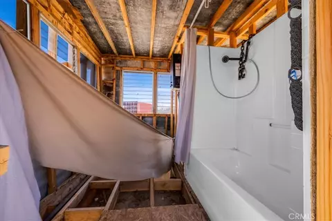 Bath - 1022 Chuckawalla Rd, Landers, CA 92285 photo 2 of 3
