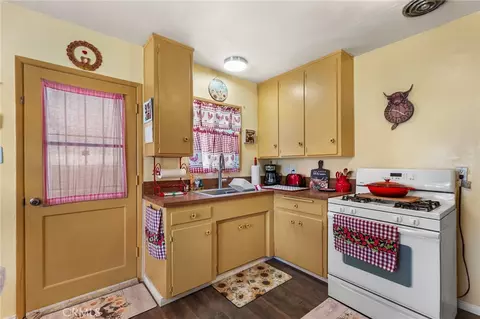 Kitchen - 7625 Joshua Vw, Yucca Valley, CA 92284 photo 1 of 2