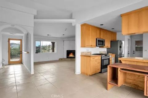 Living - 5099 Balsa Ave, Yucca Valley, CA 92284 photo 3 of 3