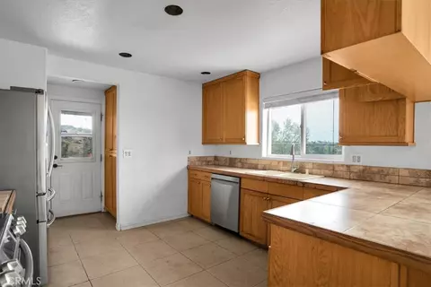 Kitchen - 5099 Balsa Ave, Yucca Valley, CA 92284 photo 1 of 2