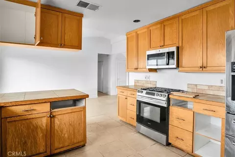 Kitchen - 5099 Balsa Ave, Yucca Valley, CA 92284 photo 2 of 2