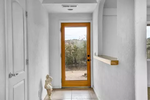 Entry Way - 5099 Balsa Ave, Yucca Valley, CA 92284 photo 1 of 2