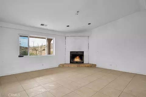 Living - 5099 Balsa Ave, Yucca Valley, CA 92284 photo 2 of 3
