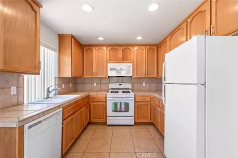 Kitchen - 58285 Caliente, Yucca Valley, CA 92284 photo 2 of 3