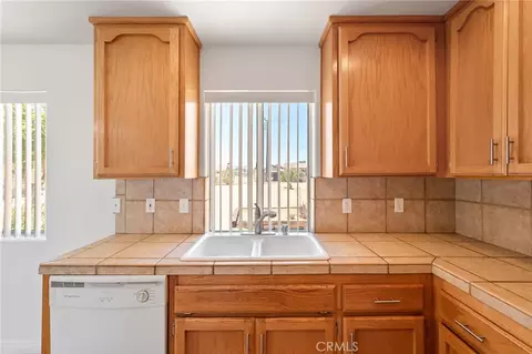 Kitchen - 58285 Caliente, Yucca Valley, CA 92284 photo 3 of 3