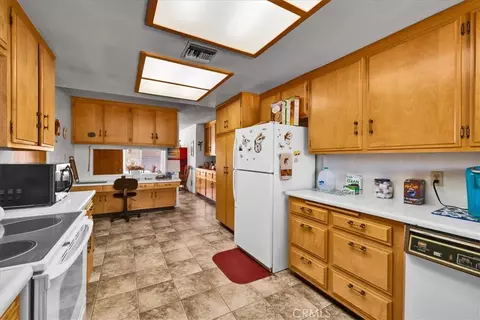 Kitchen - 7461 Cibola, Yucca Valley, CA 92284 photo 4 of 5