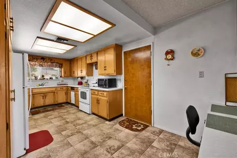 Kitchen - 7461 Cibola, Yucca Valley, CA 92284 photo 1 of 5