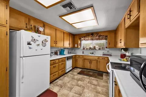 Kitchen - 7461 Cibola, Yucca Valley, CA 92284 photo 2 of 5