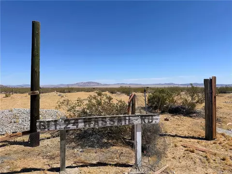 61124 Wassail Rd, Landers, CA 92285