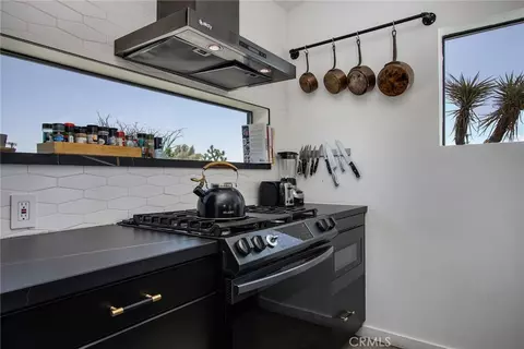 Kitchen - 1564 Luna Mesa Rd, Yucca Valley, CA 92284 photo 4 of 9