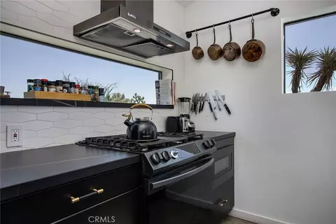 Kitchen - 1564 Luna Mesa Rd, Yucca Valley, CA 92284 photo 4 of 9