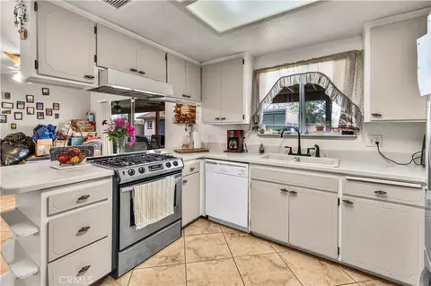 Kitchen - 61504 Capilla Dr, Joshua Tree, CA 92252 photo 3 of 5