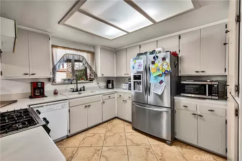 Kitchen - 61504 Capilla Dr, Joshua Tree, CA 92252 photo 2 of 5