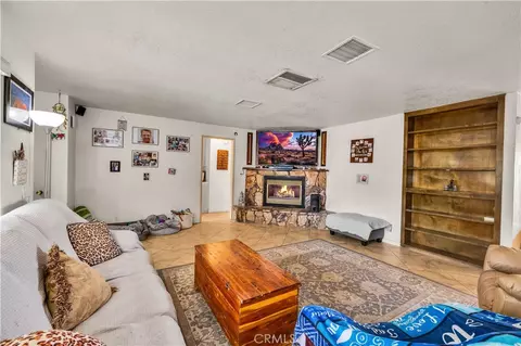 Living - 61504 Capilla Dr, Joshua Tree, CA 92252 photo 1 of 2