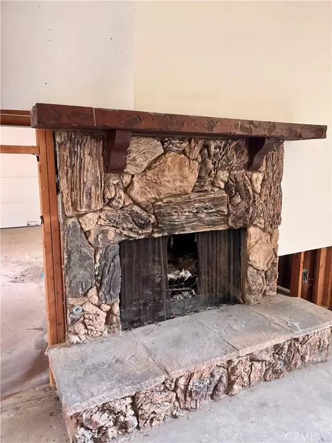 Living - 7890 Mariposa, Yucca Valley, CA 92284 photo 2 of 4