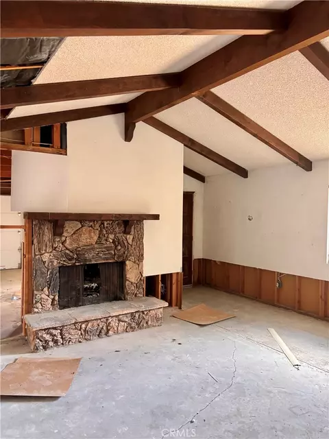 Living - 7890 Mariposa, Yucca Valley, CA 92284 photo 3 of 4