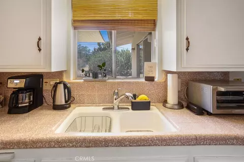 Kitchen - 7744 Inca Trl, Yucca Valley, CA 92284 photo 5 of 6