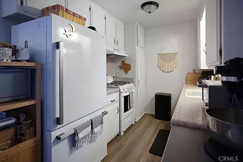 Kitchen - 7744 Inca Trl, Yucca Valley, CA 92284 photo 3 of 6