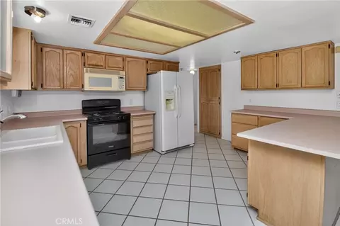 Kitchen - 2209 Casa Linda, Needles, CA 92363 photo 3 of 4