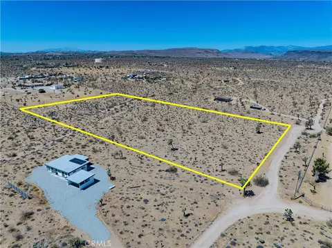 57877 La Crescenta, Yucca Valley, CA 92284 photo 2
