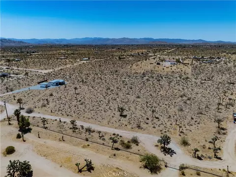 57877 La Crescenta, Yucca Valley, CA 92284 photo 3