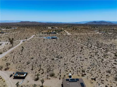 57877 La Crescenta, Yucca Valley, CA 92284 photo 4