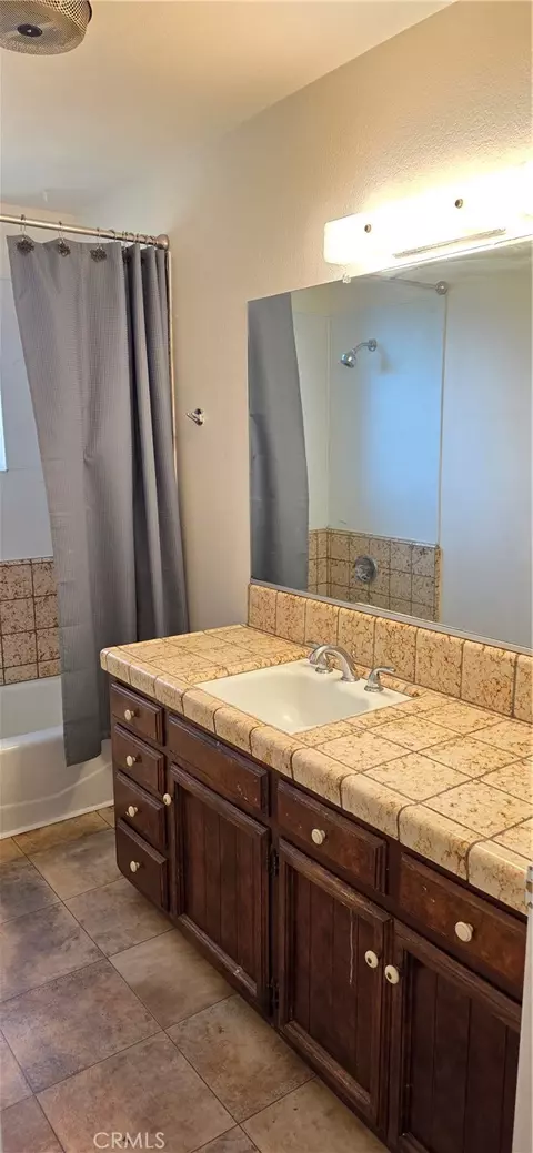 Bath - 7745 Joshua Vw, Yucca Valley, CA 92284 photo 2 of 7