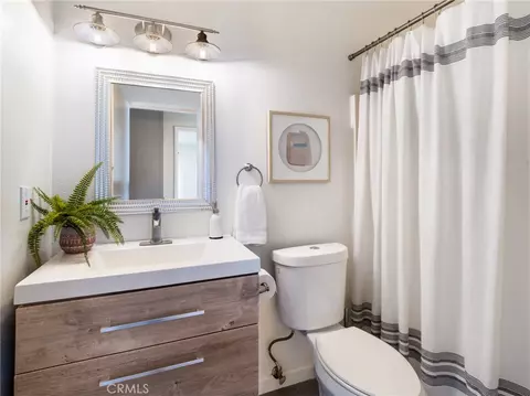 Bath - 60485 Latham Trl, Joshua Tree, CA 92252 photo 3 of 4