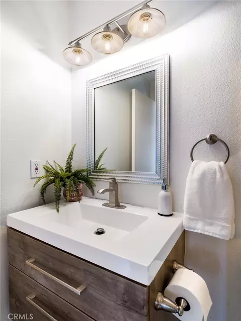 Bath - 60485 Latham Trl, Joshua Tree, CA 92252 photo 4 of 4