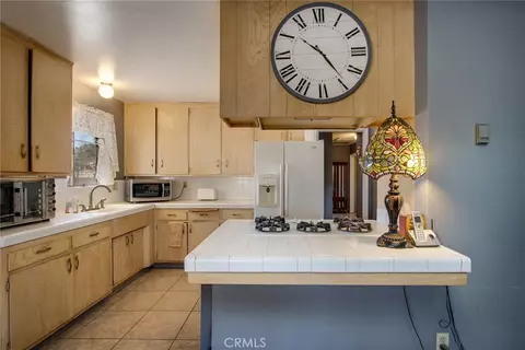 Kitchen - 7613 Cherokee, Yucca Valley, CA 92284 photo 3 of 4