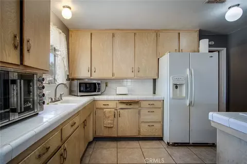 Kitchen - 7613 Cherokee, Yucca Valley, CA 92284 photo 2 of 4