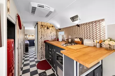 Kitchen - 7880 Wesley Rd, Joshua Tree, CA 92252 photo 4 of 5