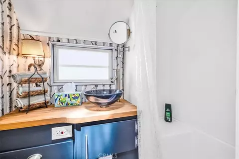 Bath - 7880 Wesley Rd, Joshua Tree, CA 92252 photo 4 of 5