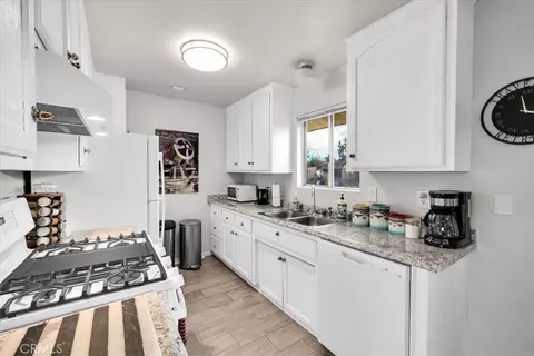Kitchen - 60369 Adobe Dr, Joshua Tree, CA 92252 photo 1 of 4
