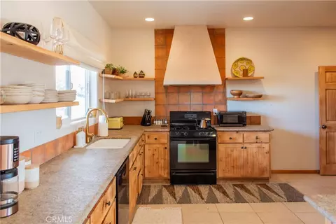 Kitchen - 5802 Olema Rd, Yucca Valley, CA 92284 photo 4 of 5
