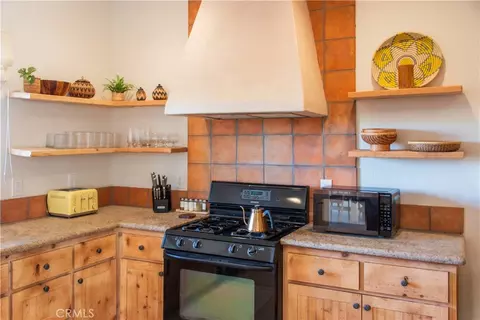 Kitchen - 5802 Olema Rd, Yucca Valley, CA 92284 photo 2 of 5