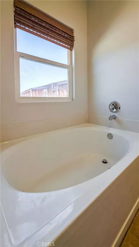 Bath - 74103 Manana Dr, Twentynine Palms, CA 92277 photo 3 of 5