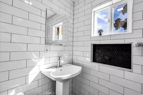Bath - 61381 Alta Mura, Joshua Tree, CA 92252 photo 1 of 3